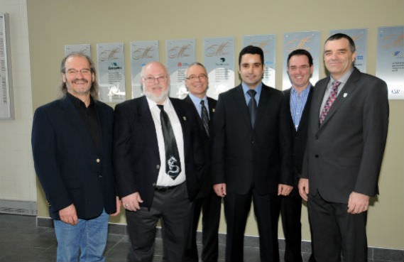 De gauche à droite : Alain Chalifour, Ph. D., UQTR, Sylvain Robert, Ph. D., UQTR, Bruno Chabot, Ph. D., UQTR, Rachid Akdim, étudiant, Roger Gaudreault, Ph. D., Cascades Canada ULC. (Photo : Flageol)