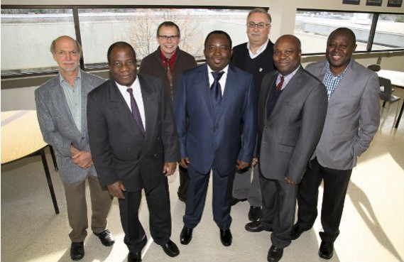 De gauche à droite : Yves Dubé, Ph. D., James Agbebavi, Ph. D., Salim Derdouri, Ph. D., Olivier Thierry Sosso Mayi, étudiant, Georges Abdul-Nour, Ph. D., Demagna Koffi, Ph. D. et René Wambkeue. (Photo Annie Brien)
