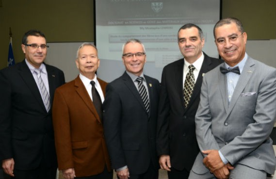 De gauche à droite : Ahmed Koubaa, Ph. D., Ken Law, Ph. D., Bruno Chabot, Ph. D., Robert Lanouette, Ph. D. et My Mustapha Lemrini, étudiant. (Photo Daniel Jalbert)