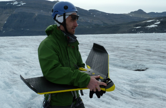 Pour réaliser le travail, ils ont utilisé un drone photogrammétrique Ebee de la compagnie Sensefly. Le petit appareil permet de survoler le glacier à une hauteur maximum de 120 mètres.