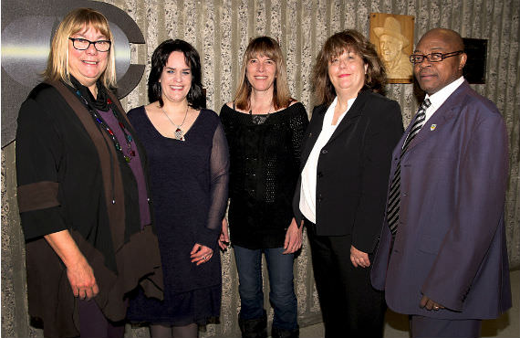 De gauche à droite : Louise Bélair, Anick Baribeau, Christine Lebel, Julie Lyne Leroux et Corneille Kazadi. (Photo Annie Brien)