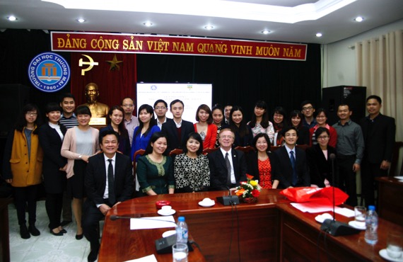 Les nouveaux étudiants de l'UQTR en présence des hauts cadres de l'UCV et de Son Excellence David Devine, ambassadeur  du Canada au Vietnam.