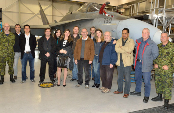 L'équipe de la Chaire de recherche en gestion de projets aéronautiques de l’UQTR en visite à la base de Bagotville.