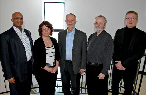 De gauche à droite : Emmanuel Habimana, Myriam Deschênes, Michel Tousignant, Jean-Marie Miron et Marc Daigle. (Photo Annie Brien)