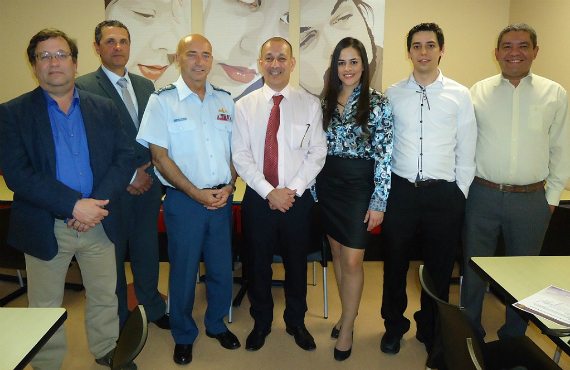 Le lieutenant-général Yvan Blondin, acommpagné de membres de la Chaire de recherche en gestion de projets aéronautiques et du professeur Saïd Zouiten (deuxième à gauche), directeur du Département des sciences de la gestion de l'UQTR.
