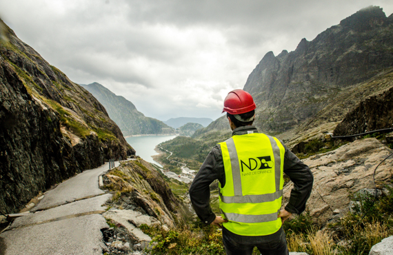 Un étudiant contemple la vue lors de la visite d'une station hydroélectrique suisse.