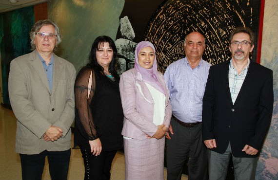 De gauche à droite: Normand Brisson, Ph. D., UQAM. Isabel Desgagnés-Pénix, Ph. D., UQTR, Hnia Yaakoubi, étudiante, Heidar-Ali Tajmir-Riahi, UQTR et Robert Carpentier, Ph. D., UQTR. (Photo Annie Brien)