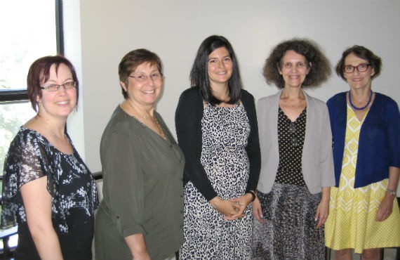 De gauche à droite: Julie Lefebvre, Ph. D., Colette Journad-Ionescu, Ph. D., Clémentine Trébuchon, étudiante, Suzanne Léveillée, Ph. D. et Dianne Casoni, Ph. D.
