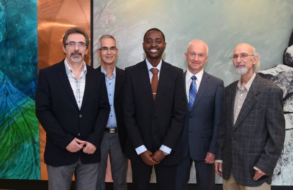 De gauche à droite: Robert Carpentier, Ph. D., Gervais Bérubé, Ph. D., Laurent Adonis Bekale, étudiant, Daniel Bélanger, Ph. D., Surat Hutchandani, Ph. D. (Photo Annie Brien)