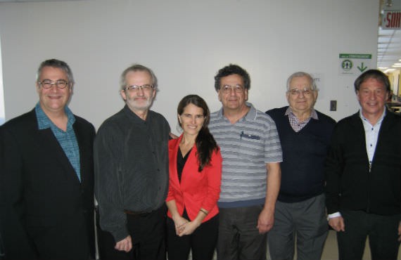 De gauche à droite: Carl Lacharité, Ph. D., Jean-Marie Miron, Ph. D., Karoline Girard, étudiante, Germain Couture, Ph. D., et Jean-Pierre Gagnier, Ph. D.