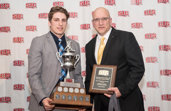 Guillaume a mérité le trophée du Sénateur Joseph A. Sullivan à titre de joueur de l’année de SIC en hockey