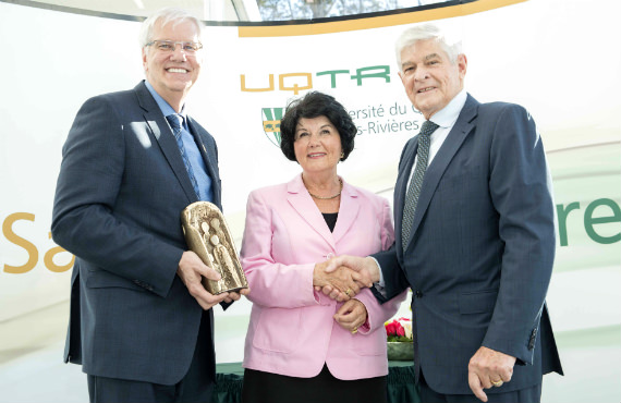 Daniel McMahon, recteur de l'UQTR, Francine Ruest Jutras, présidente du CA de l'UQTR et Gilles Soucy, fondateur de groupe Soucy.
