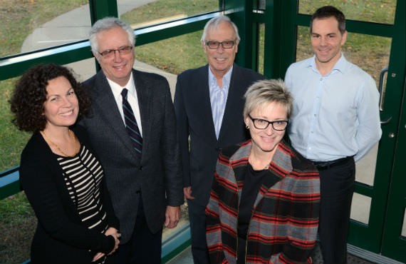 De gauche à droite: Anne-Marie Croteau, Ph. D., Louis Raymond, Ph. D., John Ingham, Ph. D., Luis Rinfret, Ph. D., entourant Claudia Pelletier. (Photo Daniel Jalbert)