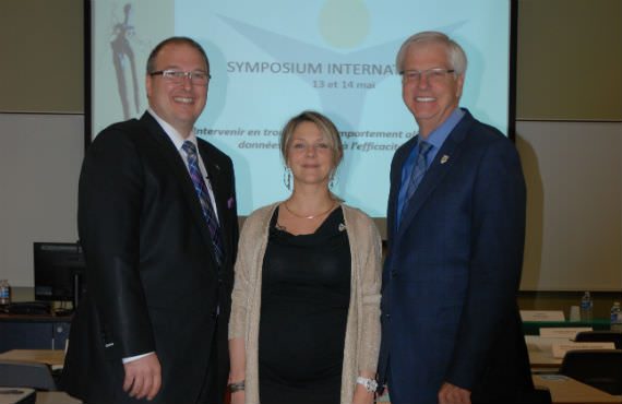 De gauche à droite: M. Martin Beaumont, président-directeur général du CIUSSS MCQ, Johana Monthuy-Blanc, directrice du Laboratoire Loricorps, et Daniel McMahon, recteur de l'UQTR.