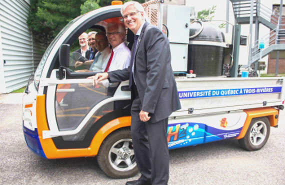 Le ministre Jim Carr aux commandes u véhicule expérimental de l'IRH UQTR.