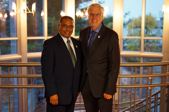 Son Excellence Constant Horace, ambassadeur de Madagascar au Canada et Daniel McMahon, recteur de l'UQTR.
