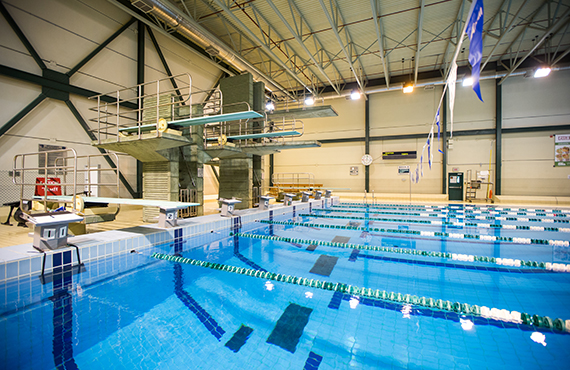 Saviez-vous que la piscine du CAPS est d'une longueur de 50 mètres et d'une largeur de 8 corridors. Des tremplins et plongeoirs de 3 et 5 mètres sont également disponibles. 