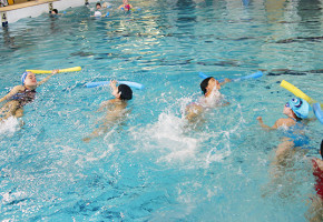 Préparez-vous pour l’été avec des cours de natation pour toute la famille
