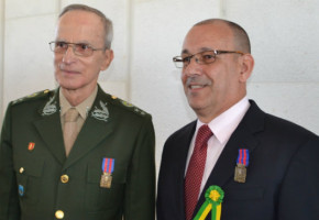 Darli Rodrigues Vieira obtient la médaille de Pacificateur de l’armée de terre du Brésil