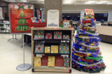 Un sapin de Noël en livres à la bibliothèque Roy-Denommé du campus de Trois-Rivières