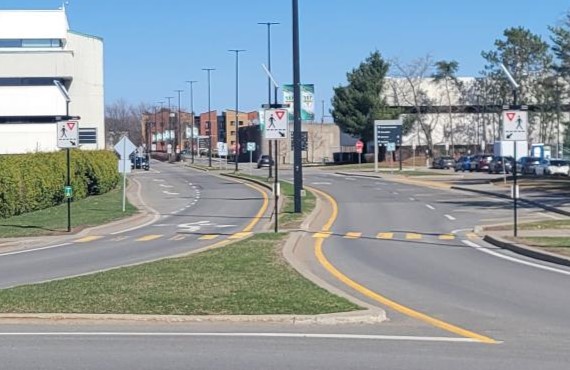 Nouvelle signalisation lumineuse pour une traverse piétonnière du campus