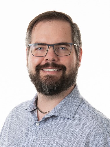 Photo professionnelle sur fond blanc de Yannick Audet-Delage, professeur au Département de biologie médicale de l'UQTR.